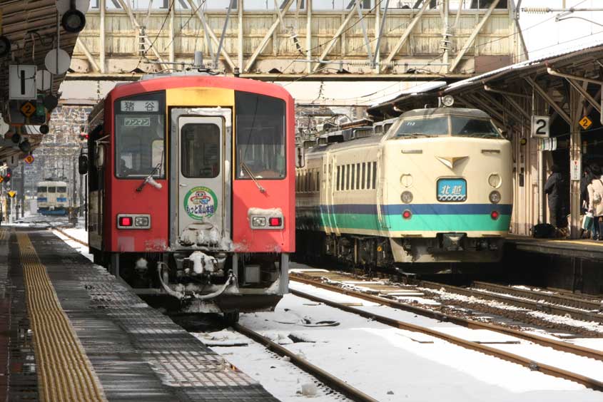 キハ120 300普通列車 高山本線富山駅