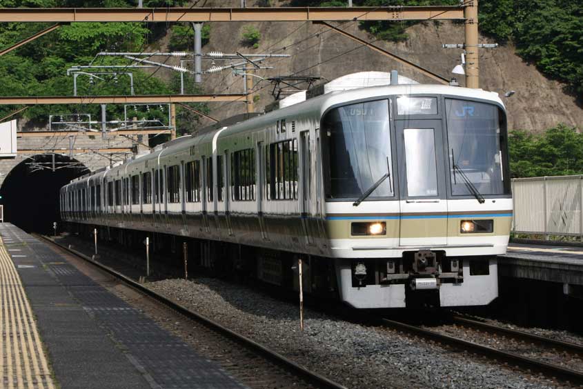221系普通列車 山陰本線保津駅