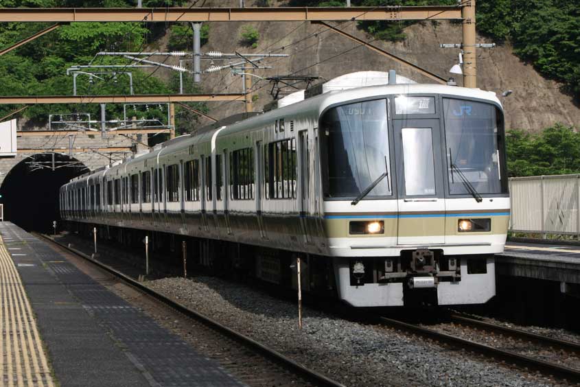 221系普通列車　山陰本線保津駅