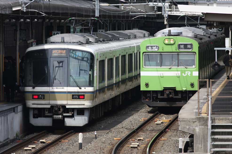 221系「みやこ路快速」＋103系普通列車　奈良線京都駅