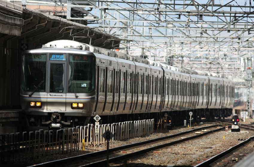 223系新快速　東海道本線京都駅