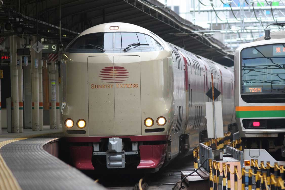 285系寝台特急「サンライズ瀬戸・出雲」　東海道本線東京駅9番ホーム入線