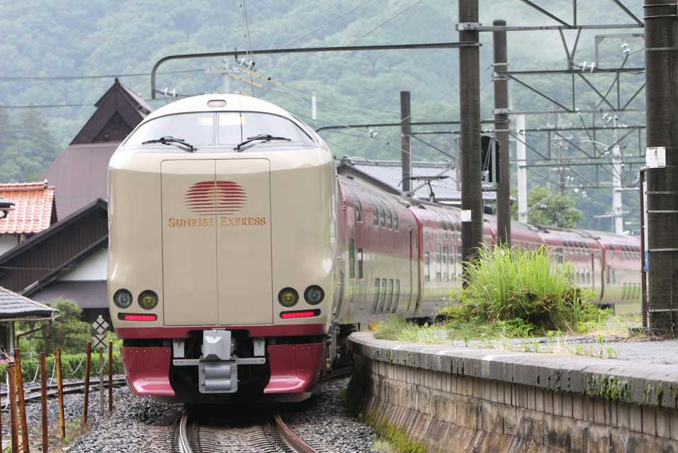 伯備線上菅駅通過 285系寝台特急「サンライズ出雲」