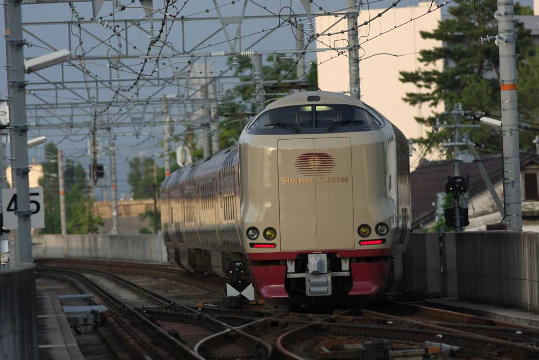 山陰本線出雲市駅　285系寝台特急「サンライズ出雲」