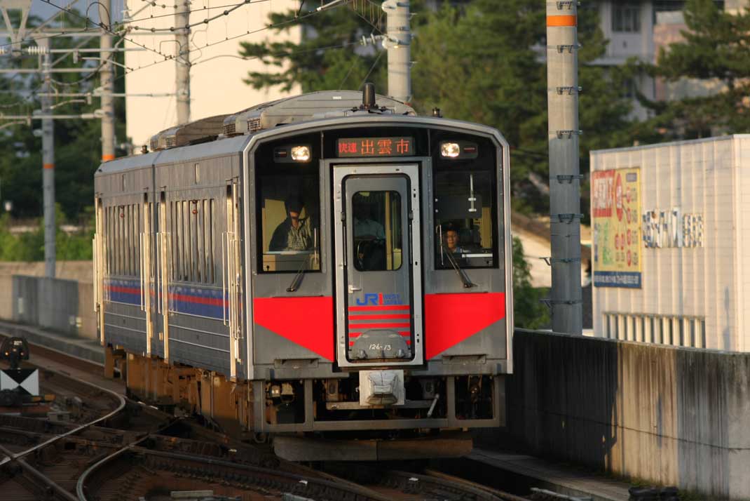 山陰本線出雲市駅入線　キハ126「快速とっとりライナー」