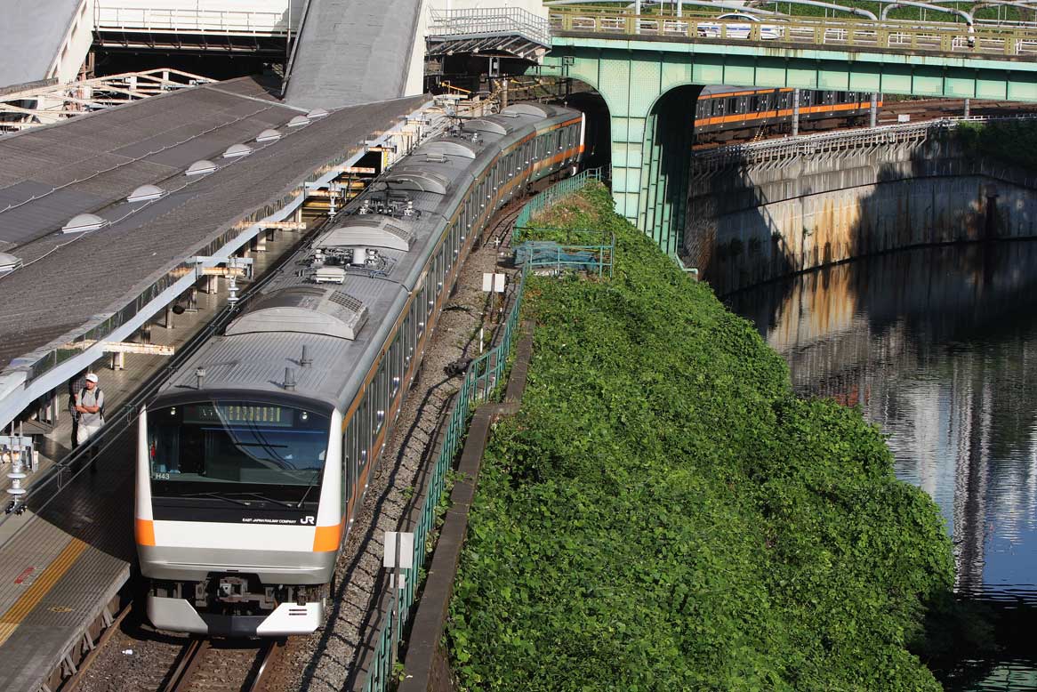 中央線御茶ノ水駅　E233系快速列車