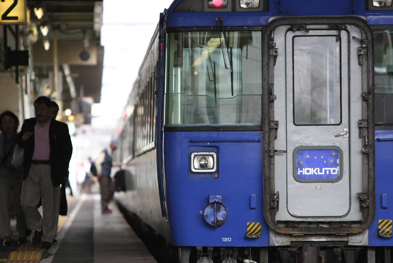 室蘭本線苫小牧駅　キハ183系特急「北斗」