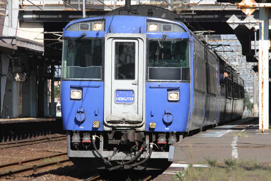 室蘭本線苫小牧駅　キハ183系特急「北斗」