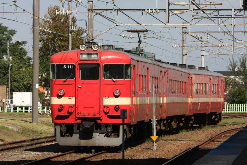 室蘭本線苫小牧駅　711系普通列車