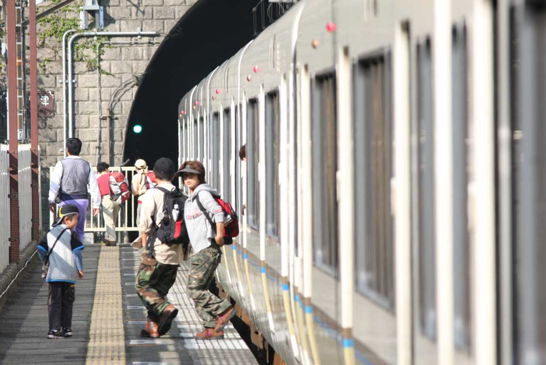 山陰本線保津峡駅　登山客・ハイキングの客が次々と降りてくる