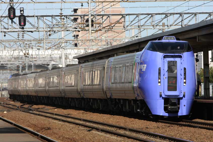 千歳線白石駅通過　キハ283系特急「スーパーおおぞら」