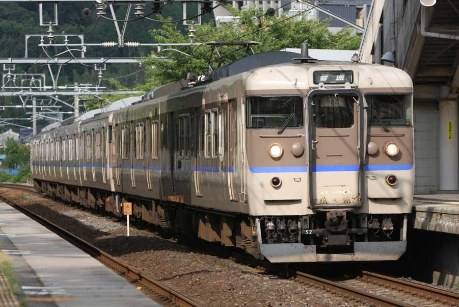 山陰本線馬堀駅　113系普通列車