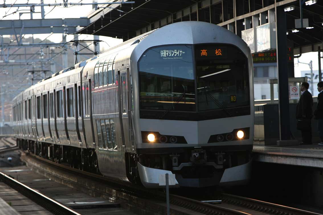 予讃線坂出駅5000系「快速マリンライナー」