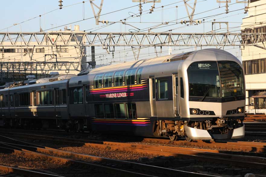 予讃線高松駅入線中　5000系「快速マリンライナー」（赤帯）