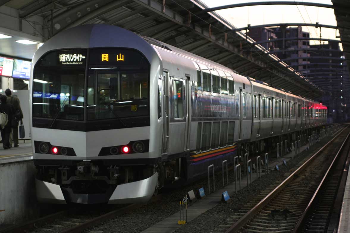 予讃線高松駅　5000系「快速マリンライナー」