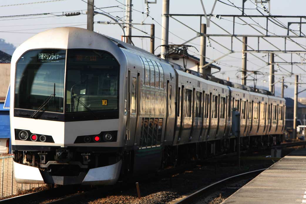 予讃線端岡駅通過　5000系「快速マリンライナー」