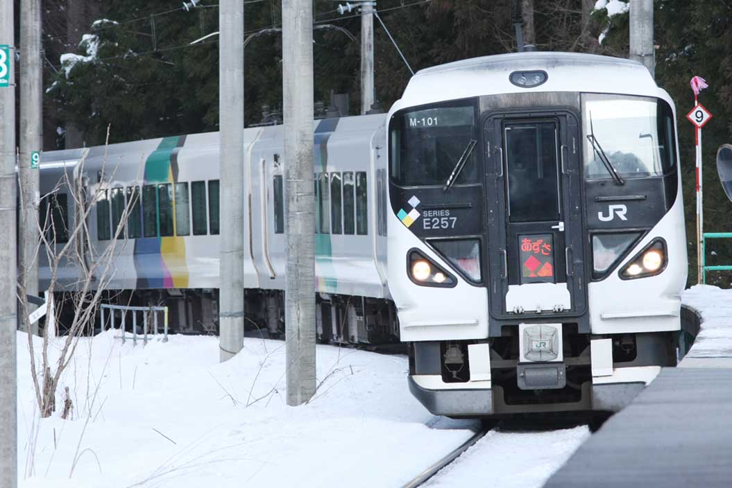 大糸線南神城駅通過　E257系「あずさ」