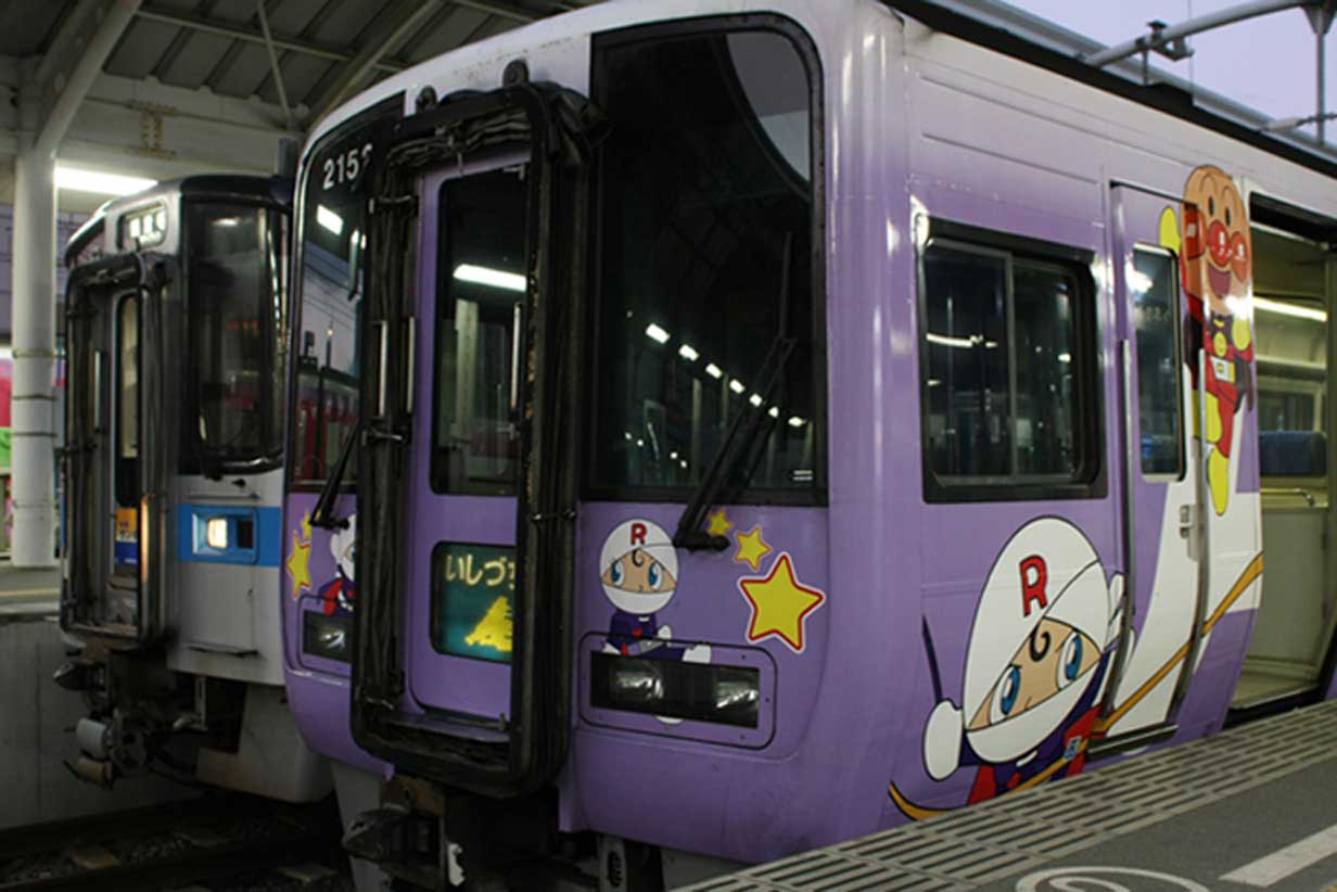 高松駅　2000系アンパンマン列車　特急「いしづち」