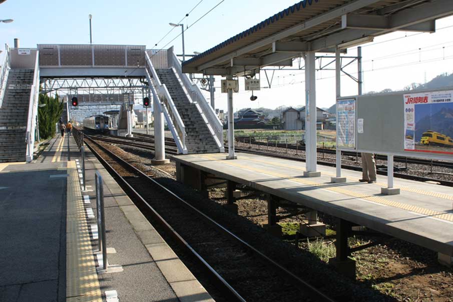 予讃線端岡駅