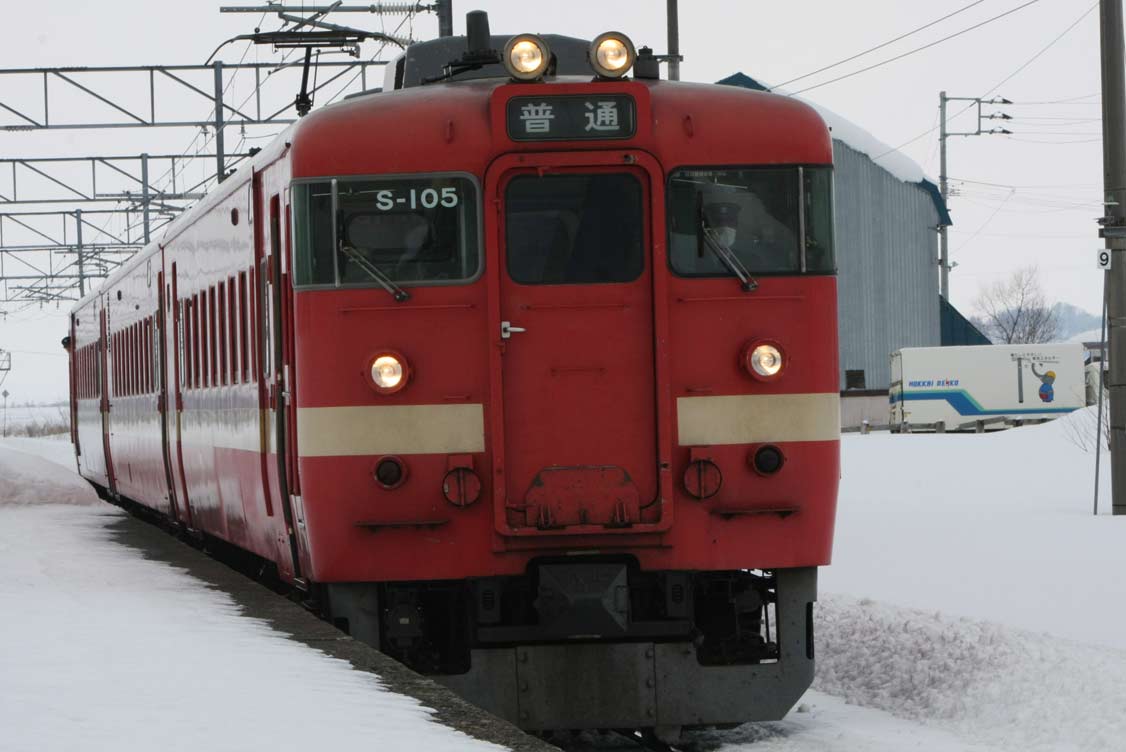 函館本線納内駅　711系普通列車