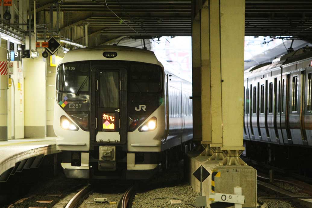 新宿駅　E257系特急「かいじ」