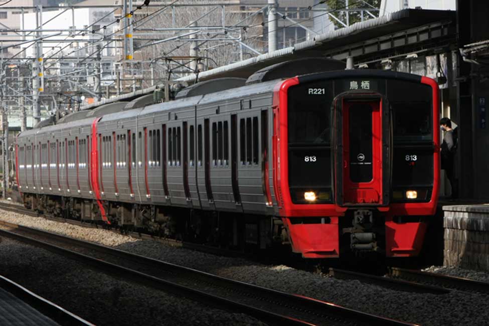 鹿児島本線香椎駅　813系普通列車