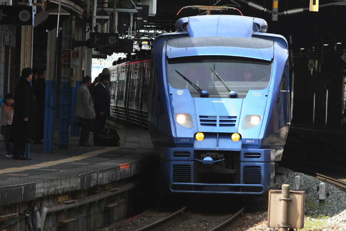 鹿児島本線小倉駅　883系特急「ソニック」