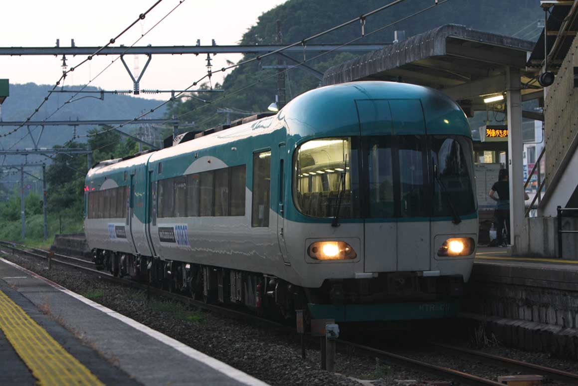 舞鶴線梅迫駅 北近畿タンゴ鉄道特急「タンゴディスカバリー」