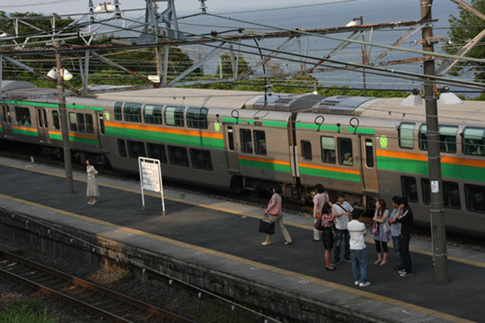 根府川駅 E231系普通列車グリーン車サロE230・E231