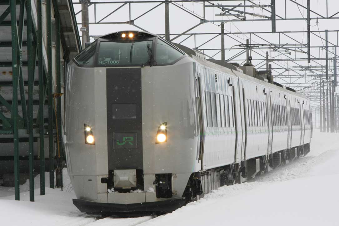 函館本線納内駅通過　789系1000番台特急「スーパーカムイ」