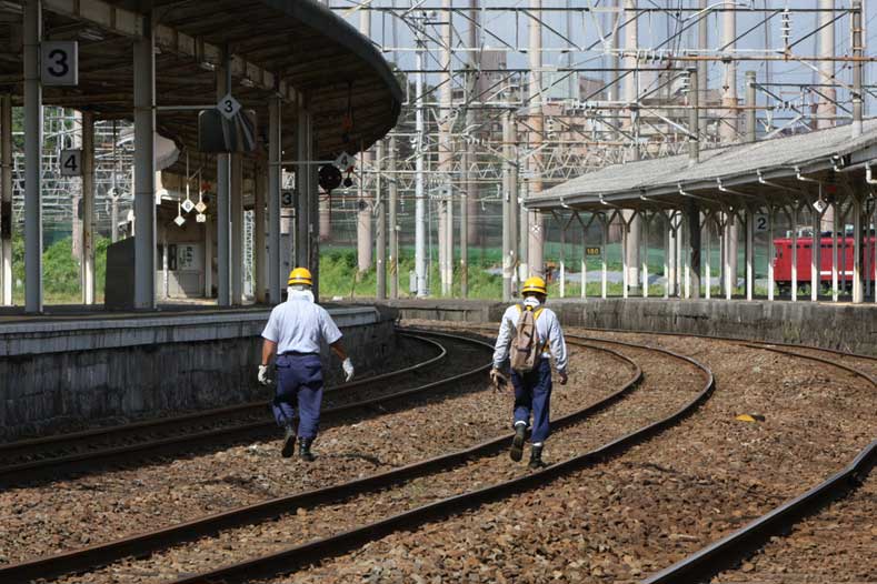 日豊本線鹿児島駅　工事のおじさんたち