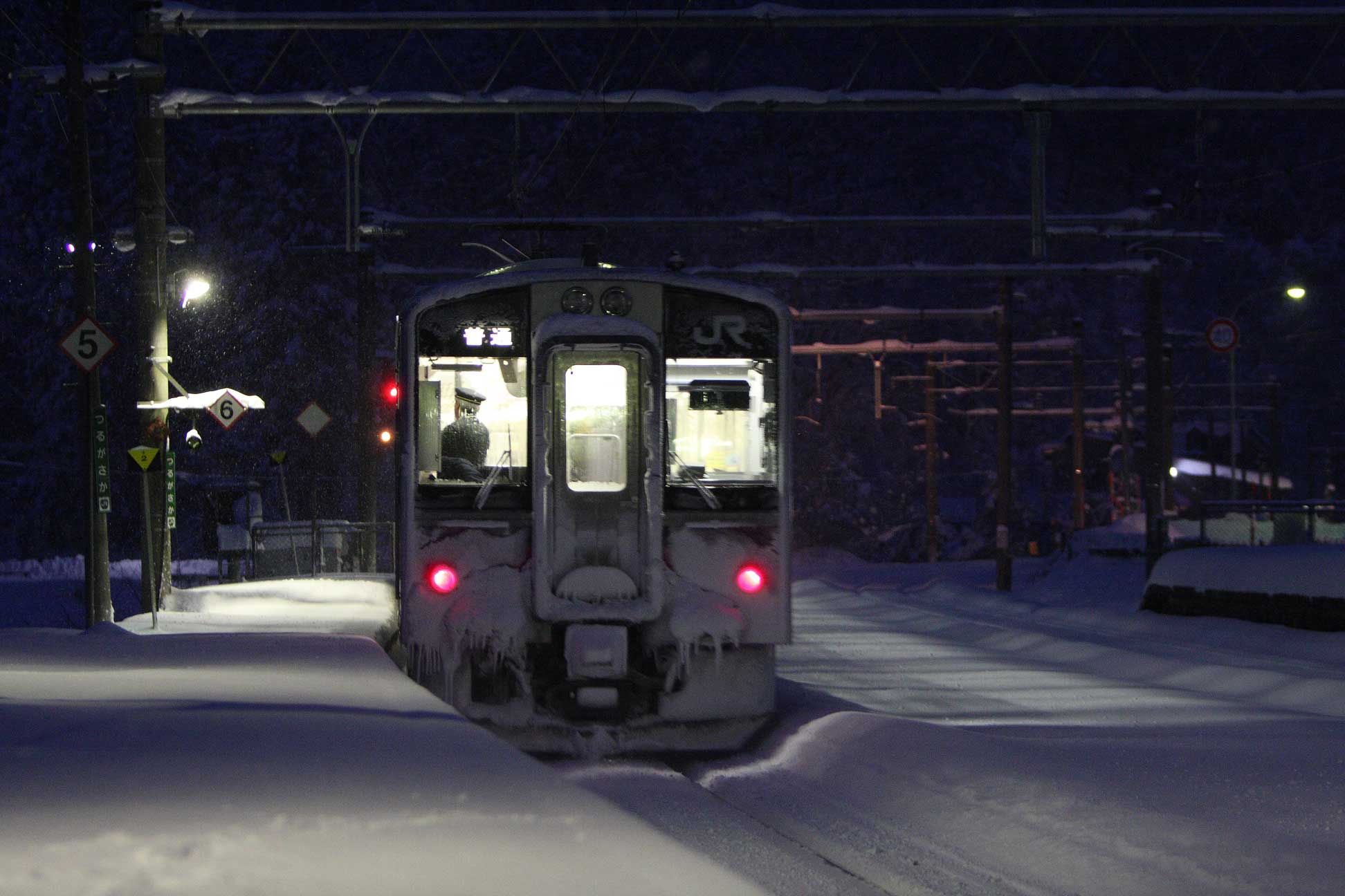 奥羽本線鶴ヶ坂駅　クハ700系普通列車