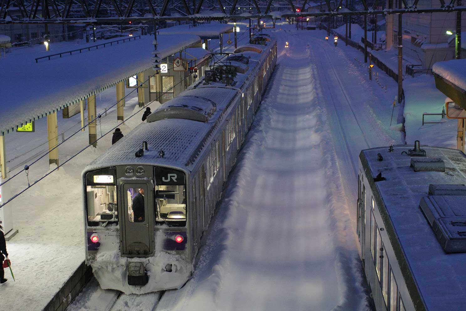 東北本線野辺地駅　701系1000番台普通列車