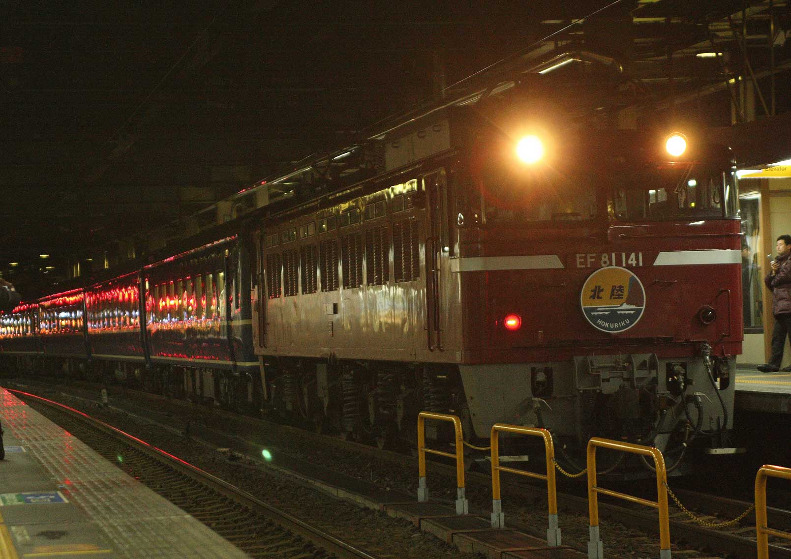 北陸本線金沢駅入線　EF81牽引寝台特急「北陸」