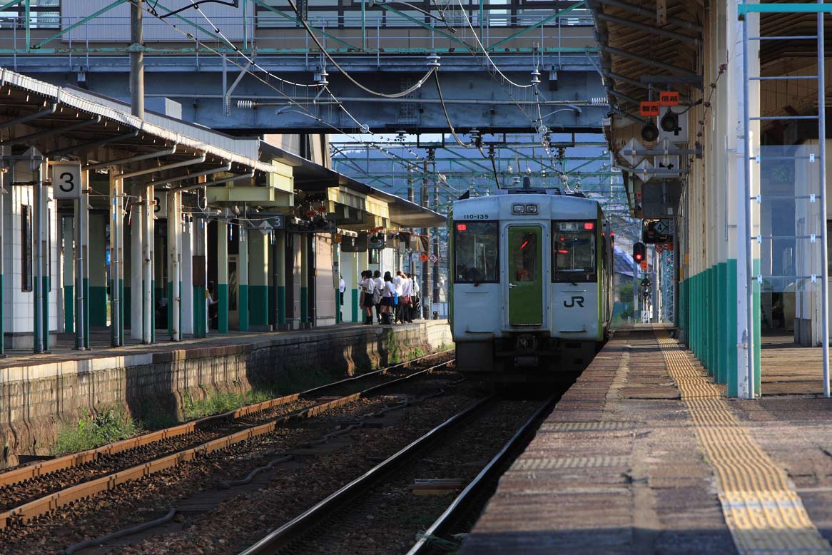 信越本線新津駅　キハ110系普通列車