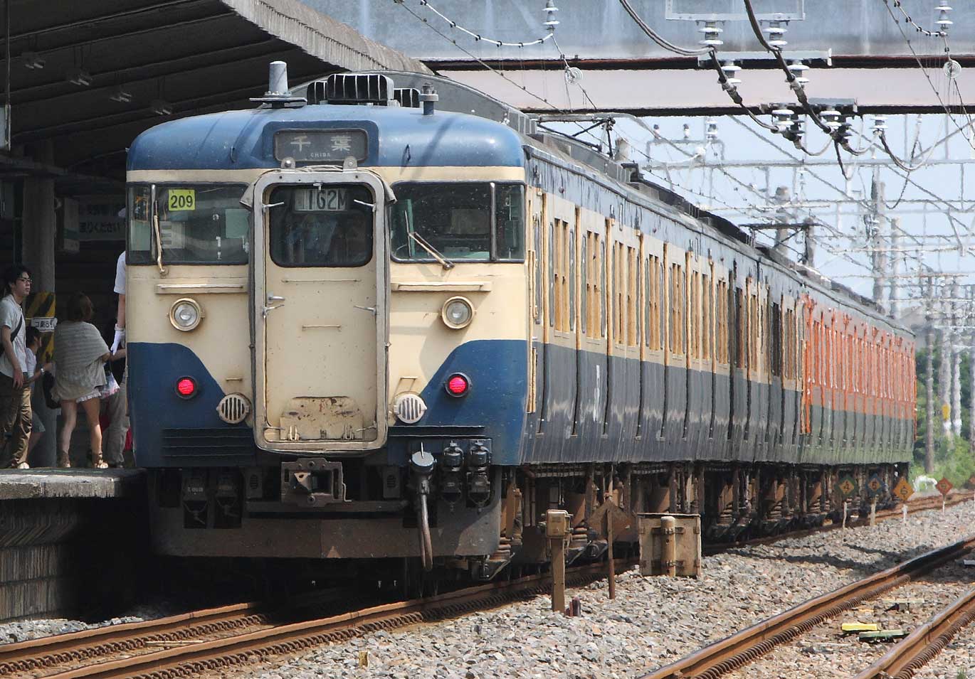 内房線巌根駅 113系普通列車