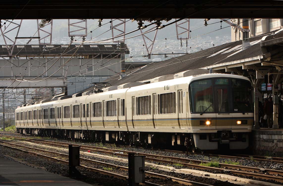 関西本線王寺駅　221系快速列車