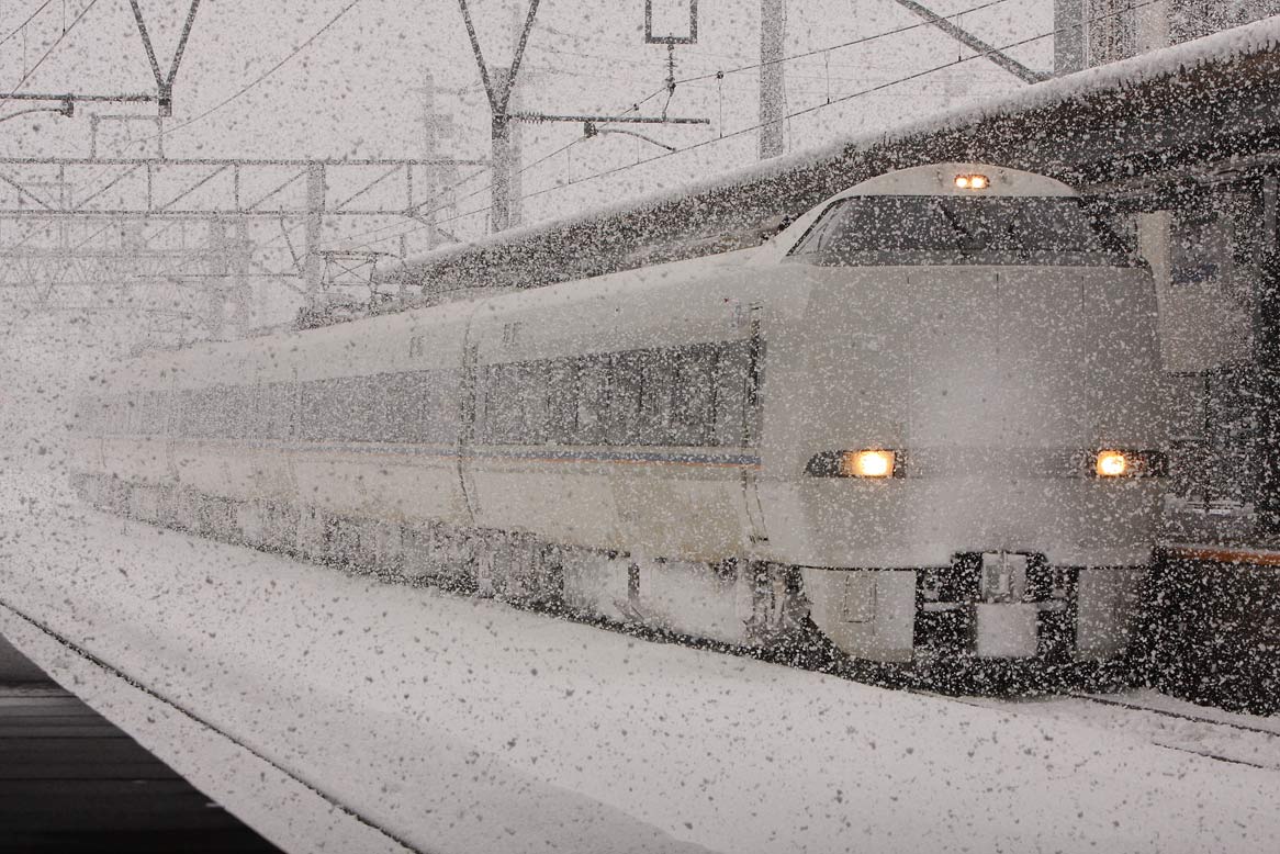 北陸本線長浜駅　683系2000番台特急「しらさぎ」