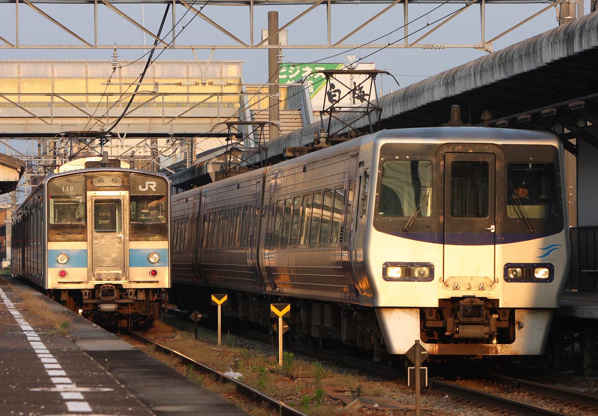 予讃線観音寺駅　8000系特急「しおかぜ」