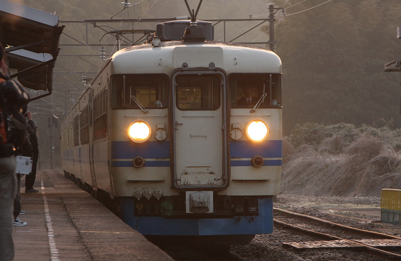 北陸本線倶利伽羅駅　413系普通列車