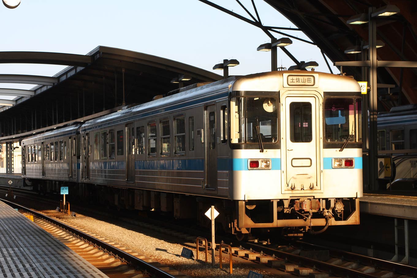 土讃線高知駅　1000系普通列車