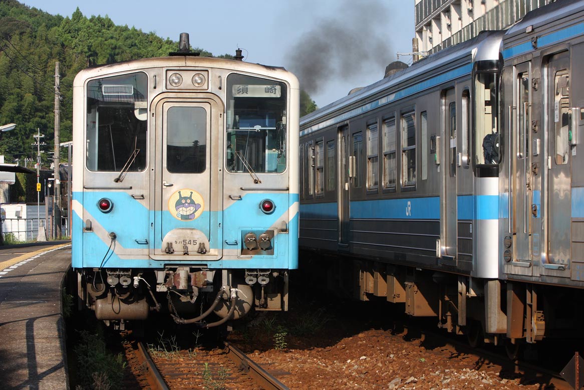 予讃線朝倉駅　キハ54系普通列車