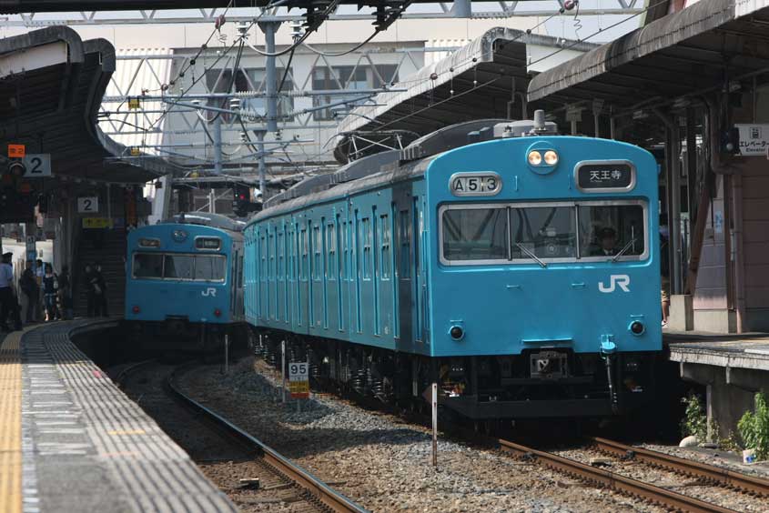 阪和線日根野駅　103系普通列車（スカイブルー）