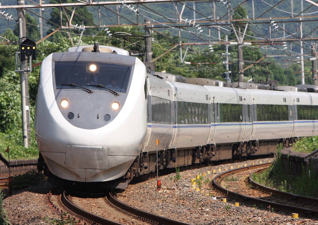 北陸本線新疋田駅通過　681系特急「サンダーバード」