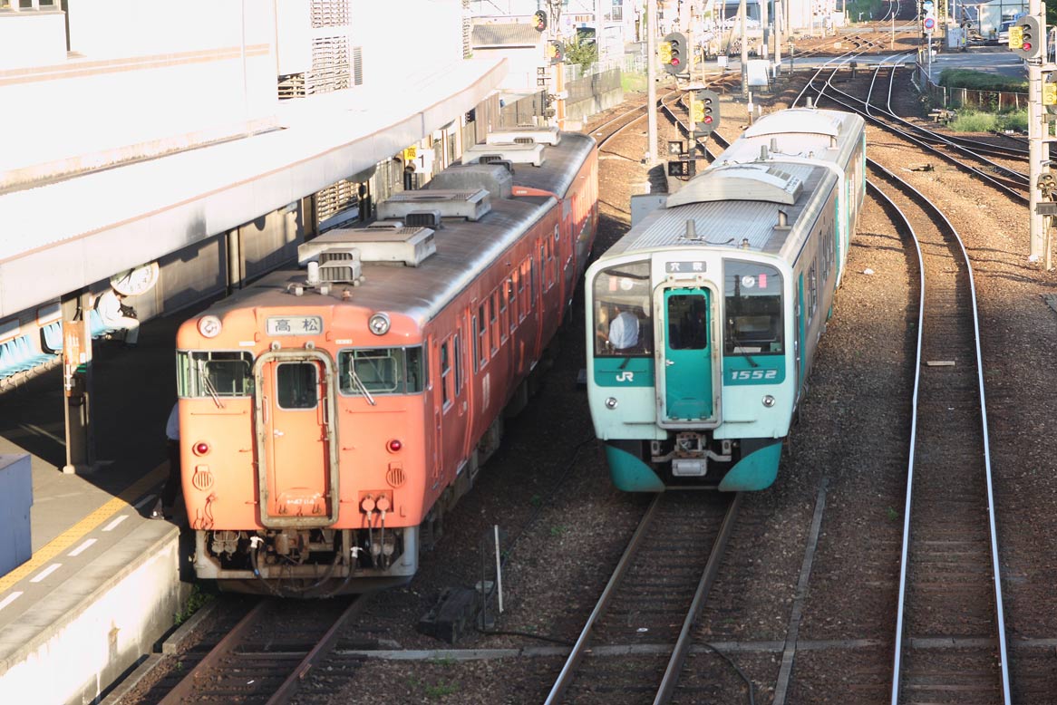 徳島駅 普通列車キハ47系(左)+1500型気動車(右)