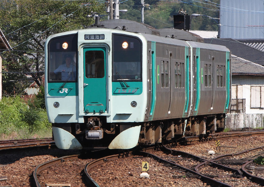 徳島線穴吹駅入線 1500型気動車普通列車