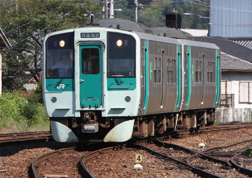 徳島線穴吹駅入線　1500型気動車普通列車