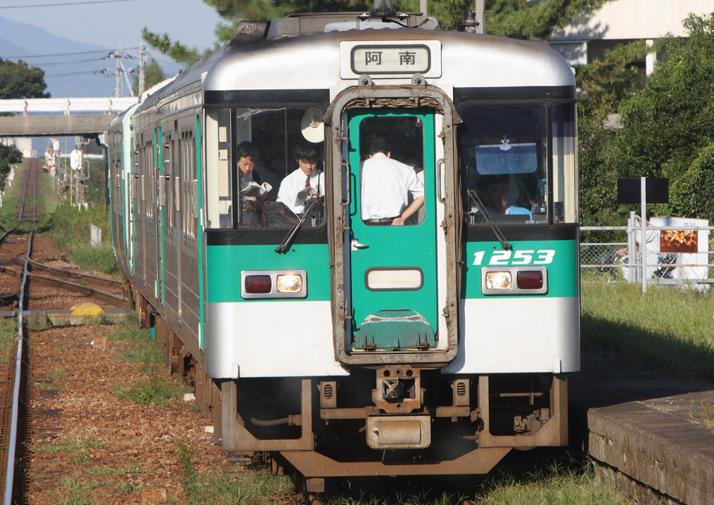 徳島線蔵本駅　1200型気動車普通列車