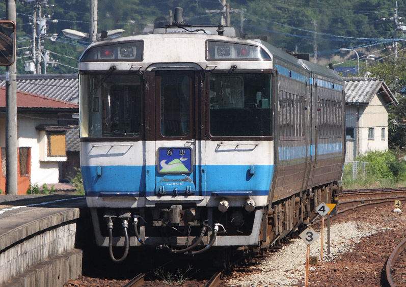 徳島線穴吹駅　185系特急「剣山」