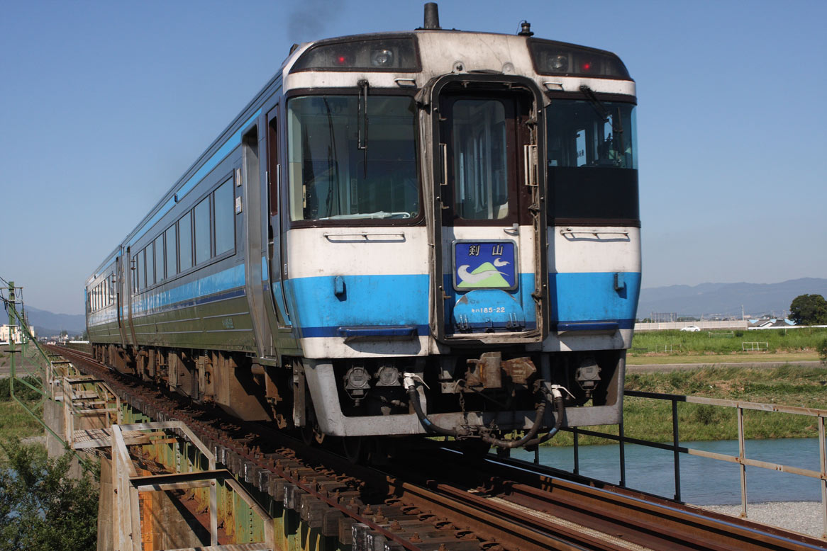 徳島線鮎喰－府中　185系特急「剣山」